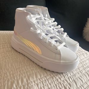 Women’s 7.5 Puma’s
